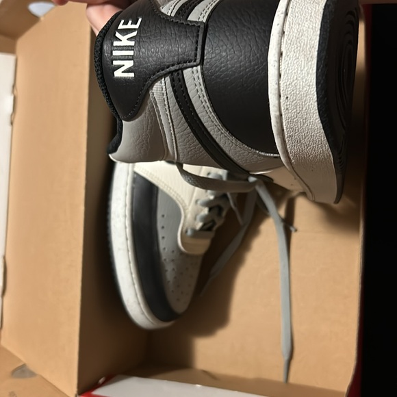 i am selling nike shoes i would love for someone to take them off of me. - Picture 2 of 3